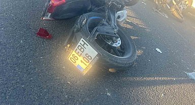 Ankara-Eskişehir yolunda iki motosiklet aynı istikametteki otomobile çarptı: 2 yaralı