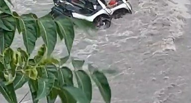 Ankara'da şiddetli sağanak: Sel suları motosikletleri sürükledi
