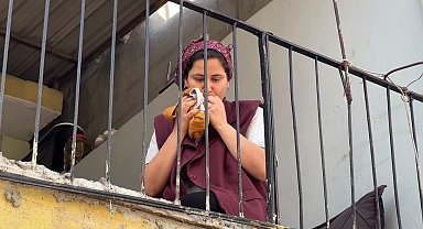 Annesi sokaktan korkarken, facia evlerinin balkonunda yakaladı