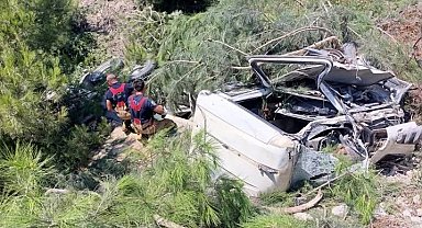 Antakya'da hurdaya dönen kamyonun sürücüsü yaralandı