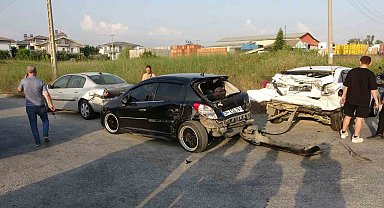 Antalya'da 4 araçlı zincirleme kaza: 6'sı turist 7 yaralı