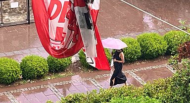 Antalya'da aniden bastıran yağmur, tatilcilere temmuz ayında şemsiye açtırdı