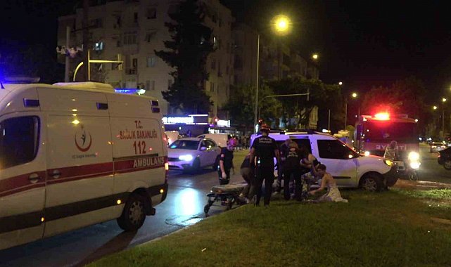 Antalya'da iki hafif ticari araç kavşakta çarpıştı: 3 yaralı