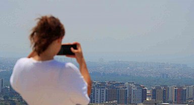 Antalya'da nem yüzde 86'lara ulaştı, kentin üzeri nem bulutları ile kaplandı