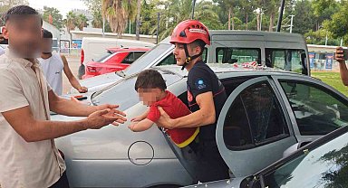 Antalya'da otomobilde kilitli kalan çocuğu itfaiye kurtardı