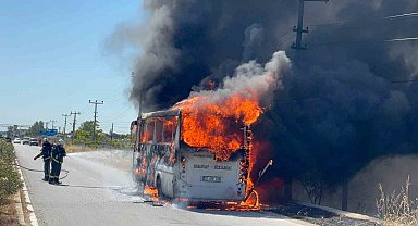 Antalya'da yolcu midibüsü alev alev yandı, sürücü yolcuları tahliye etti
