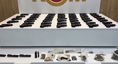 Aracın döşeme içlerine gizlenen 47 tabanca ele geçirildi