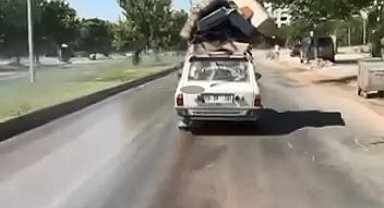 Aracının tavanına malzeme bağlayan sürücü, trafiği tehlikeye attı