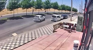 Araçların sırayla çarpıştığı kaza kamerada