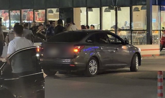 Araçlarından inip kavga eden şahıslara olay yerindeki polisten müdahale