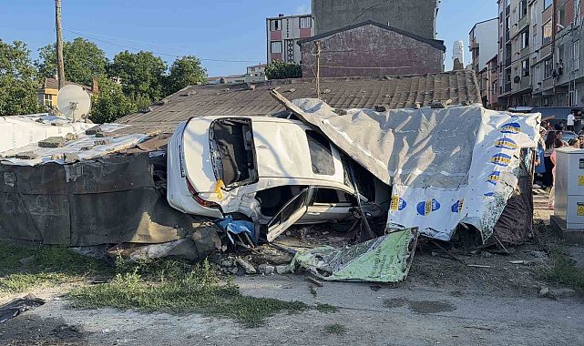 Arnavutköy'de kontrolden çıkan otomobil eve daldı: 5 yaralı