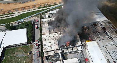 Arnavutköy'de sünger fabrikasında çıkan yangın 3 saatte kontrol altına alındı