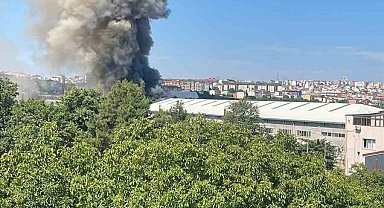 Arnavutköy'de sünger fabrikasında yangın