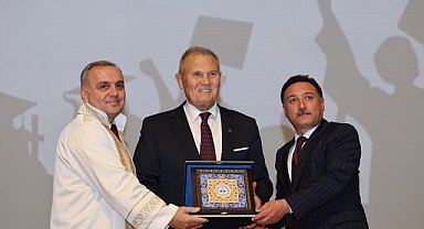 Artaş Holding Yönetim Kurulu Başkanı Çetinsaya, Erciyes Üniversitesi İletişim Fakültesi'nin mezuniyet törenine katıldı