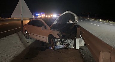 Aşırı süratle 2 aracı hurdaya çeviren sürücü, otostop çekip kaçtı