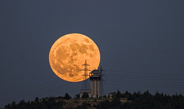 Astrofotoğrafçı 'Çilek Dolunayı'nı böyle görüntüledi