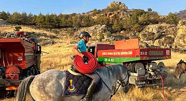 Atlı jandarmalar yangın bölgesine hortum taşıdı