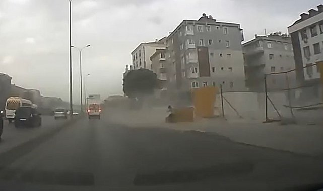 Avcılar E-5 yan yolda inşaat bariyerleri fırtınada böyle uçtu