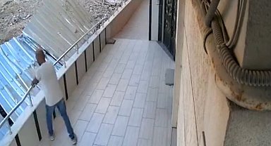 Avcılar'da bahçedeki tırabzanlarını söküp çalan hırsızlar kamerada