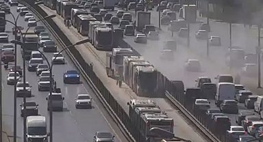 Avcılar'da metrobüste yangın