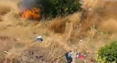 Avcılar'da yaşlı bir adam otluk alanı yakıp kaçtı