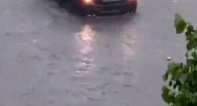 Avrupa yakasında sağanak etkili oldu: Yollar göle döndü, araçlar suda ilerleyemedi
