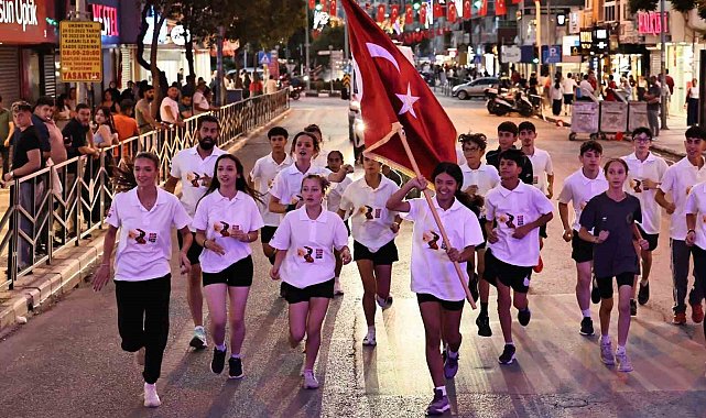 Ay yıldızlı sancak Manisa sokaklarında elden ele taşındı