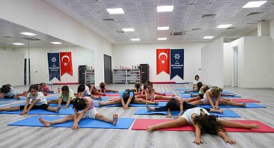 Aydın Büyükşehir'in yaz etkinliklerinde çocuklar jimnastikle gelişiyor