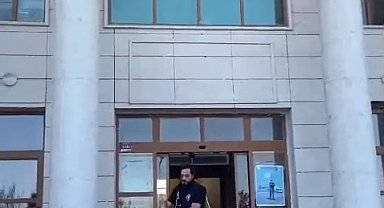 Ayrılmak istediği için evlatlarının önünde eli bıçaklı kocası tarafından öldüresiye dövüldü