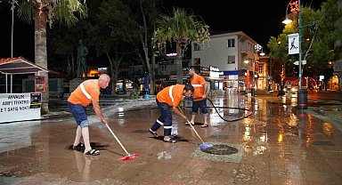 Ayvalık cadde ve sokakları köpüklü sularla temizlendi