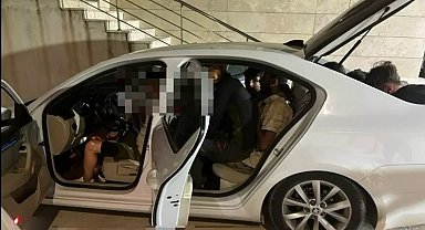 Bagajına 3 kişi bindirdiği otomobile 9 göçmen sığdıran insan tacirine 102 bin TL ceza