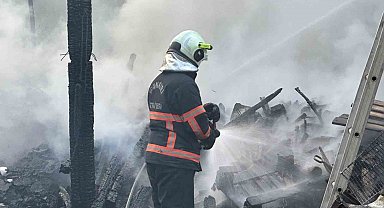 Bahçede çıkan yangın kömürlüğü küle çevirdi