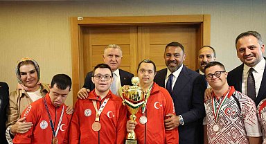 Bakan Bak özel sporcular ile bir araya geldi