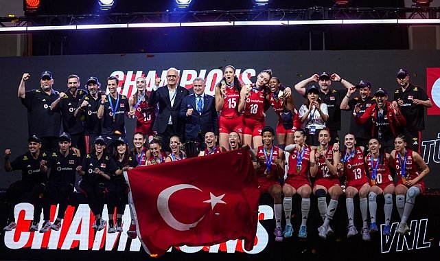 Bakan Bak'tan Milletler Ligi şampiyonu Filenin Sultanları'na tebrik