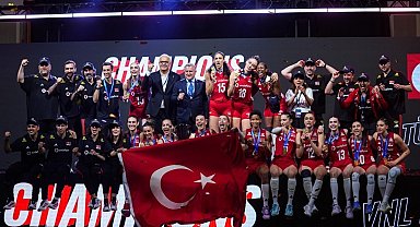 Bakan Bak'tan Milletler Ligi şampiyonu Filenin Sultanları'na tebrik