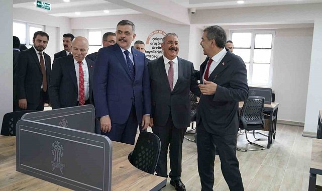 Bakan Çiftçi ve Bakan Tekin'den Palandöken Belediyesi'ne övgü