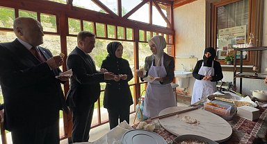 Bakan Göktaş, Erzincan'da kadın kooperatifinde gözleme pişirip ikram etti