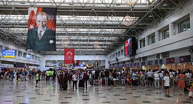 Bakan Uraloğlu: "İstanbul'daki iki havalimanımız, yılın ilk yarısında 78 ilin nüfusundan fazla yolcuyu ağırladı"