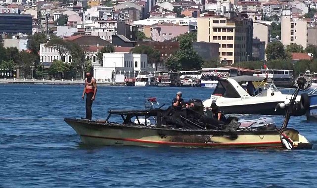 Balat sahilinde tekne alev alev yandı: Baba ve oğul denize atlayarak kurtuldu