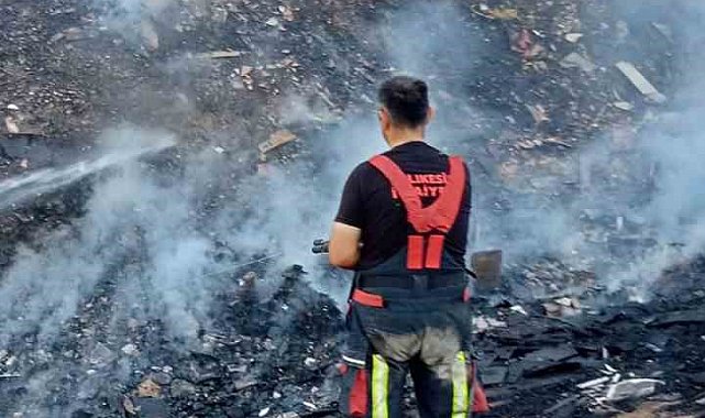 Balıkesir'de ot ve çöp yangını mahalleyi tehdit etti