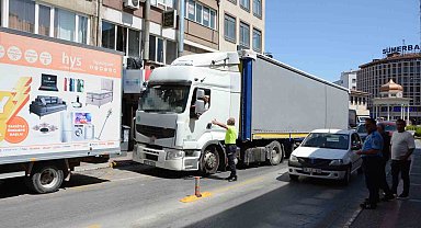 Balıkesir'de şehir merkezine giren tır trafiği felç etti