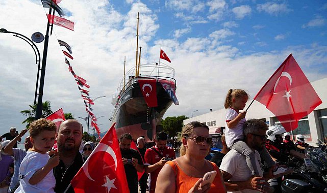 Bandırma Vapuru karadan yürütülerek yeni yerine taşındı: Mehter marşı ile karşılandı