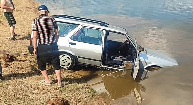 Baraja uçan otomobili 5 metre derinliğe dalıp çıkardı