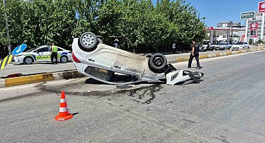 Bariyerlere çarpan otomobil takla attı: 1 yaralı