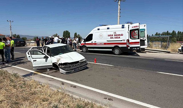 Bariyerlere çarpan otomobilde 6 kişi yaralandı