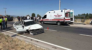Bariyerlere çarpan otomobilde 6 kişi yaralandı
