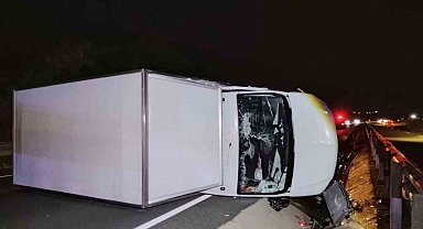 Bariyerlere çarpıp devrilen kamyonetin sürücüsü yaralandı