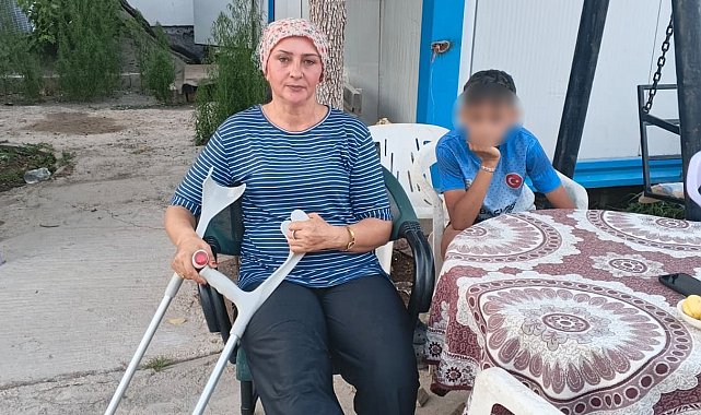 Başıboş köpeklerin kovaladığı anne-oğul düşerek yaralandı