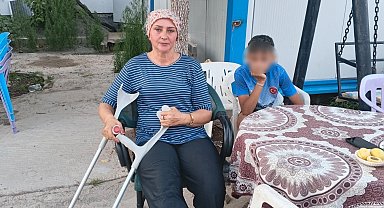 Başıboş köpeklerin kovaladığı anne-oğul düşerek yaralandı