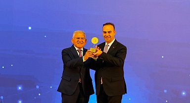 Başkan Büyükkılıç, Türkiye'de ilk olan RES projesiyle Bakan Kacır'ın elinden ödül aldı